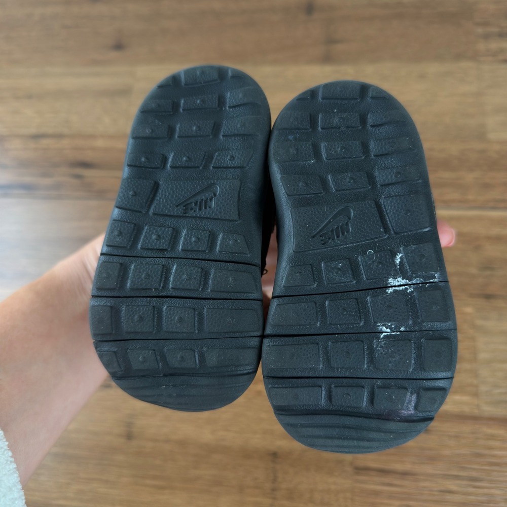 Nike Roshe One TD Toddler Sneaker Triple Black Size 4C Sporty Cute Comfy - Picture 4 of 6
